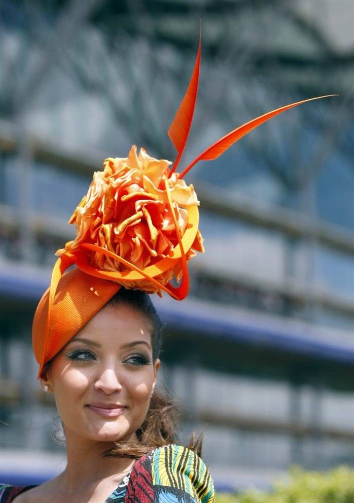 Шляпки 2 1046 698x990 Парад шляп на скачках Royal Ascot (Часть 2)