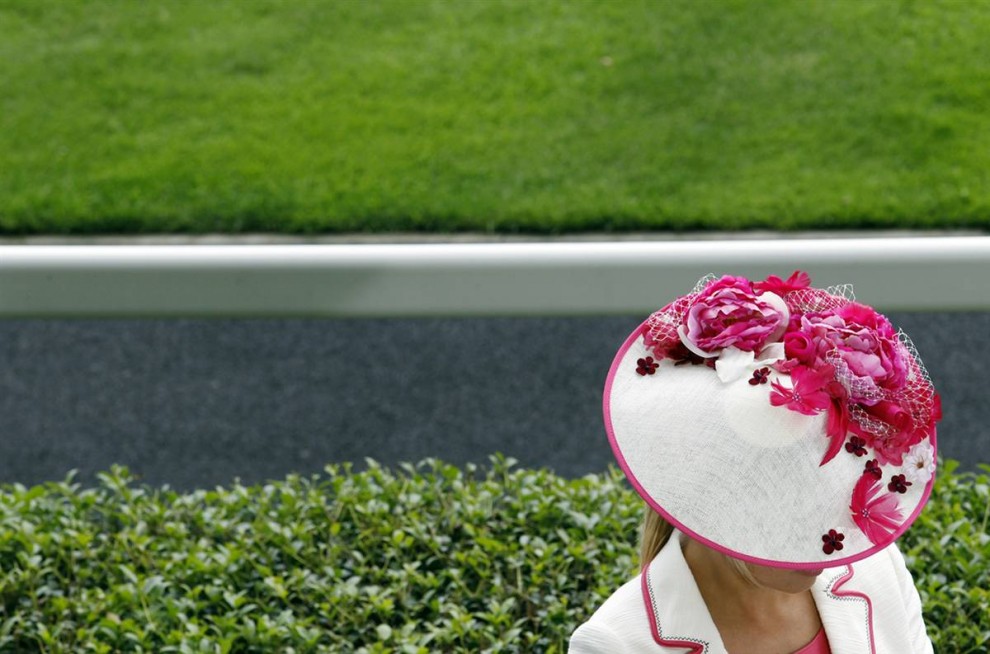 Шляпки 2 1245 990x654 Парад шляп на скачках Royal Ascot (Часть 2)