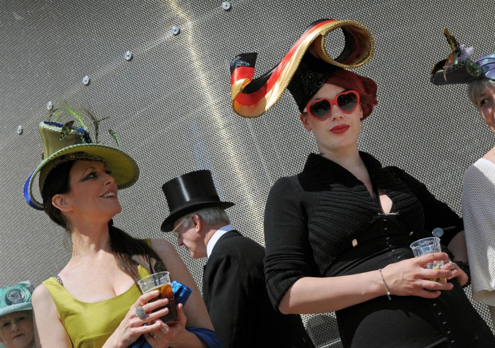 Шляпки 2 1437 990x696 Парад шляп на скачках Royal Ascot (Часть 2)