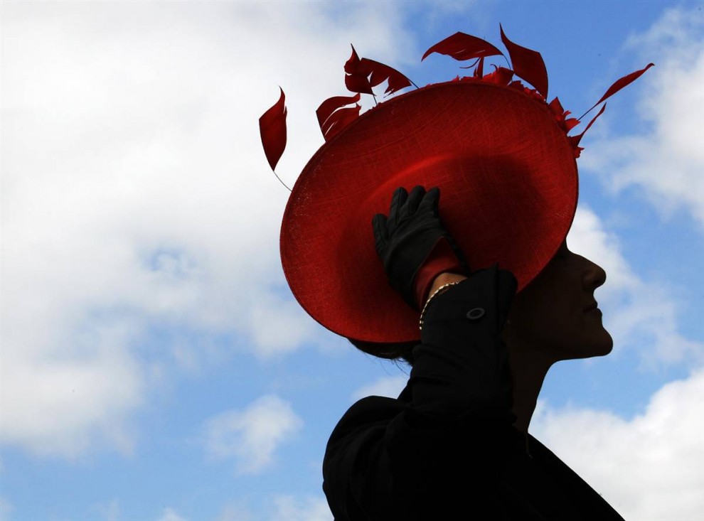 Шляпки 2 1535 990x733 Парад шляп на скачках Royal Ascot (Часть 2)