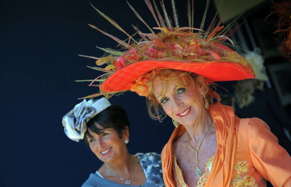 Шляпки 2 385 990x636 Парад шляп на скачках Royal Ascot (Часть 2)