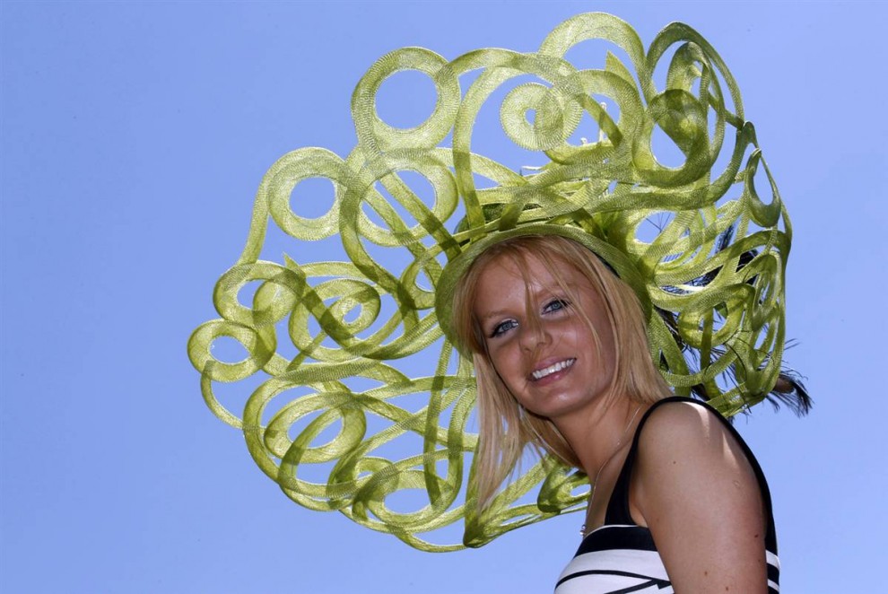Шляпки 2 540 990x662 Парад шляп на скачках Royal Ascot (Часть 2)