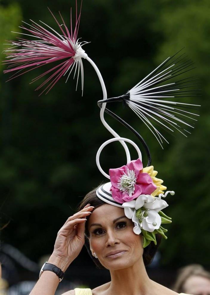 Шляпки 2 739 704x990 Парад шляп на скачках Royal Ascot (Часть 2)
