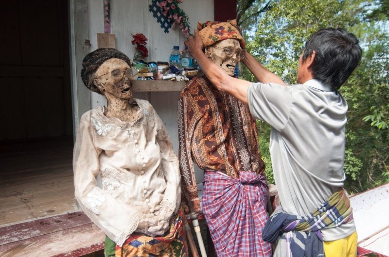 0127 Необычные похоронные ритуалы в Индонезии