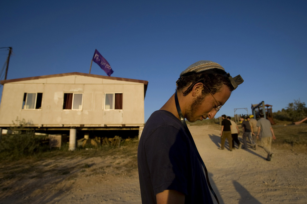 Pemukim Yahudi di pemukiman ilegal Havat Gilad di kota selatan Tepi Barat Nablus di 2 Juni 2009.  (REUTERS / Baz Ratner)