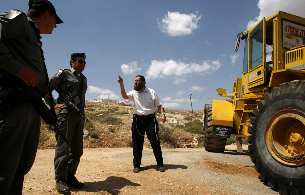Pemukim Yahudi berteriak pada polisi perbatasan setelah pembongkaran pos dari Maoz Ester, dekat pemukiman Yahudi Kochav Hashahar, timur laut Ramallah, 21 Mei 2009.  (REUTERS / Baz Ratner)