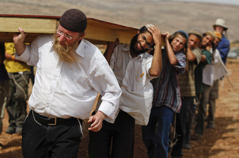 Pemukim Yahudi berkurang kapasitas Maoz Ester di Tepi Barat utara Ramallah, Kamis, 4 Juni 2009.  (AP Photo / Dan Balilty)
