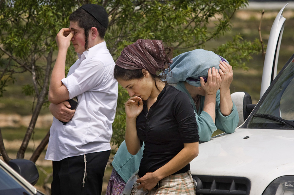 Israel berdiri di pintu masuk ke pemukiman Tepi Barat Bat Ayin Yahudi di Tepi Barat pada Kamis, April 2, 2009.  Pada hari ini, militan Palestina yang terbunuh dengan kapak di Bat Ayin 13-tahun dan melukai seorang anak Israel 7-tahun dan kemudian melarikan diri.  (AP Photo / Sebastian Scheiner)