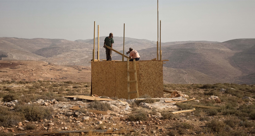Pemukim Yahudi konstruksi bangunan di desa Maoz Ester di Tepi Barat, dekat Ramallah, Rabu 10 Juni, 2009.  (AP Photo / Sebastian Scheiner)