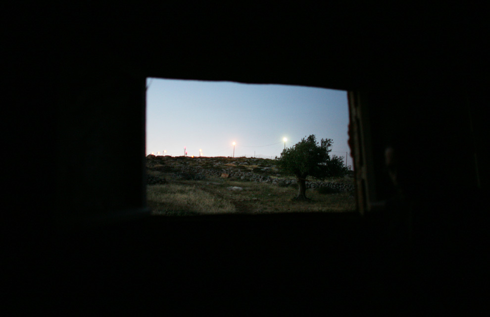 Lihat jendela dari pondok di puncak bukit di dekat pemukiman Yahudi ilegal Migron, 27 Mei 2009 ke timur laut Ramallah, Tepi Barat.  (Uriel Sinai / Getty Images)