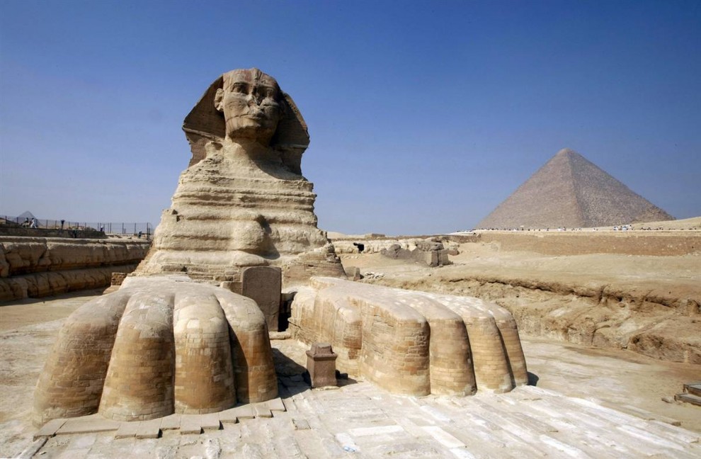 2) Сфинкс Гизы – огромная фигура существа с туловищем льва и головой человека располагается на западном берегу Нила рядом с Каиром. На фотографии на заднем плане мы видим пирамиду Хефрена. Великий Сфинкс – это самая большая каменная статуя на земле. Считается, что она была создана древними египтянами в третьем тысячелетии до нашей эры, примерно между 2520 и 2494 гг. до н.э.(Cris Bouroncle/AFP - Getty Images)