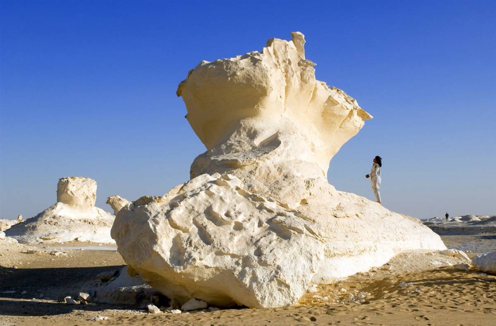 20) Турист забрался на огромный известковый камень, образовавшийся в результате песчаных бурь в белой пустыне, Египет. (Bertrand Rieger/Hemis.fr)