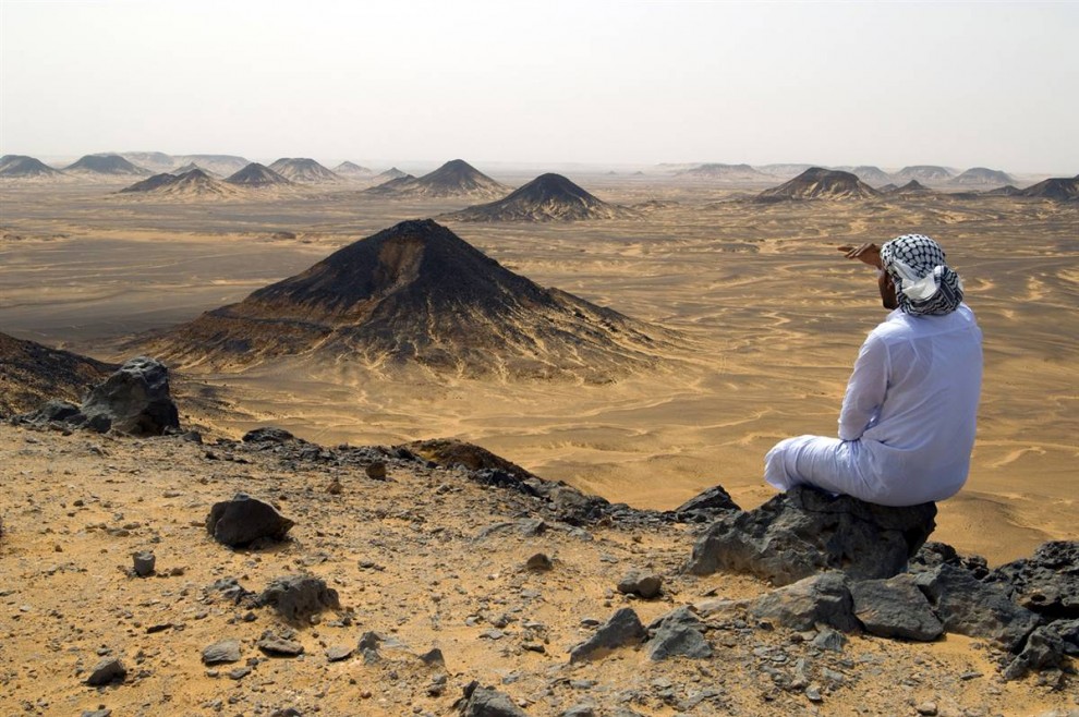 24) Мужчина любуется видом вулканических пиков Черной пустыни. (Rieger Bertrand/Hemis.fr)