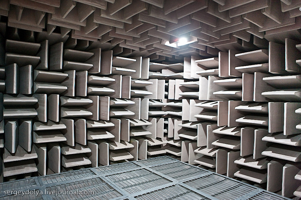 40) А в подвале здания оборудована настоящая звуконепроницаемая комната.