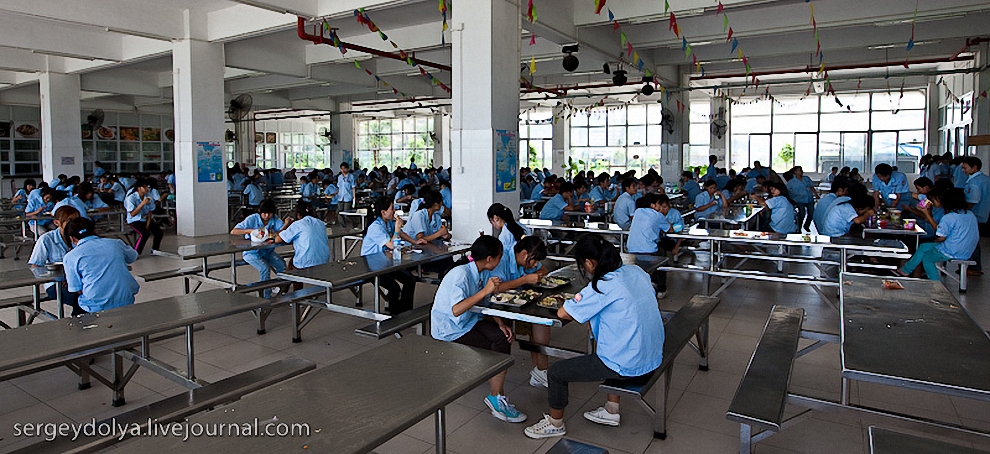 42) Работники обедают во время перерыва в местной столовой.