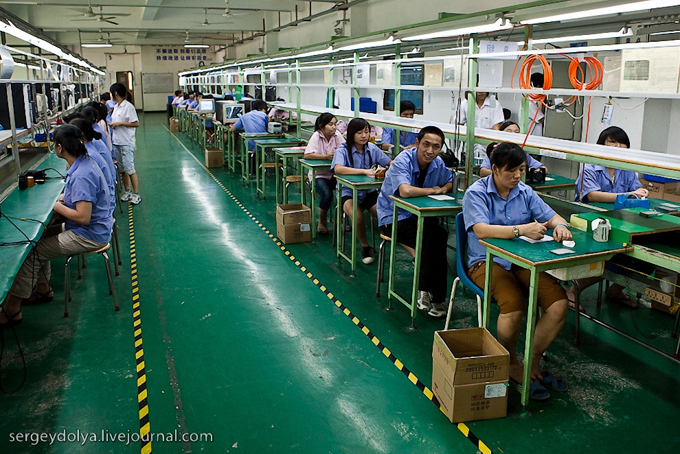50) На следующем заводе нам удалось застать рабочих. В большей массе своей они просто сидели за столами и ничего не делали.