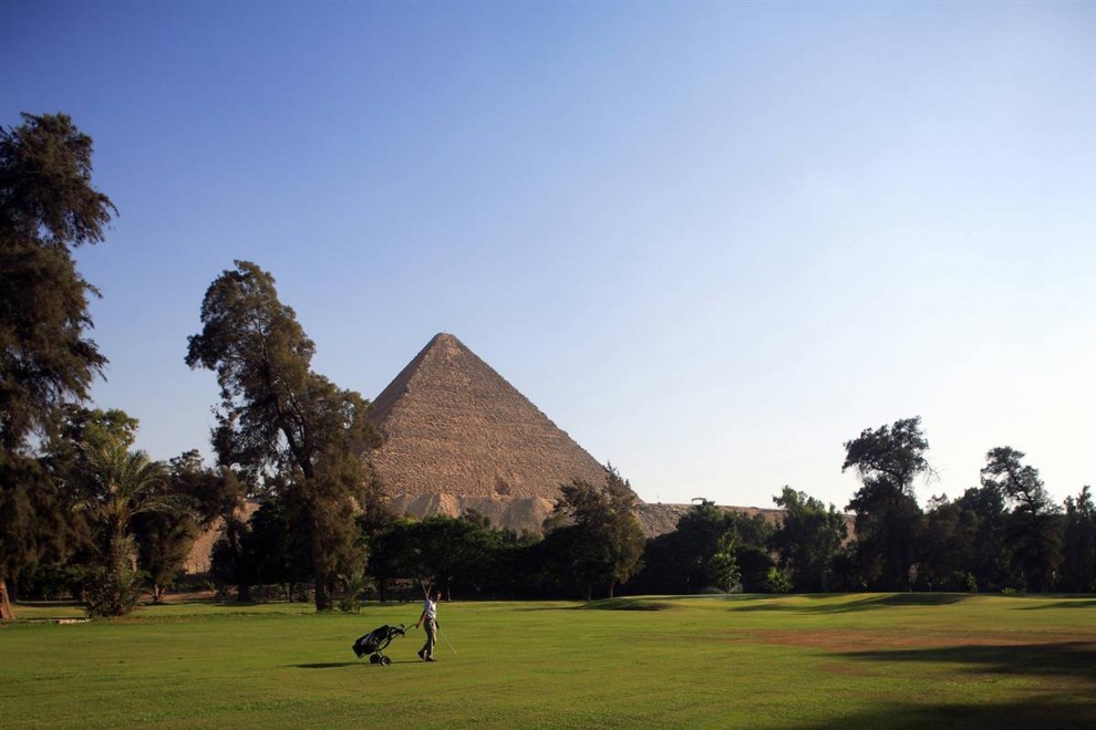 6) Гольфист играет на поле для игры в гольф в отеле «Oberoi House»с видом на пирамиду Гизы. (Gardel Bertrand/Hemis.fr)
