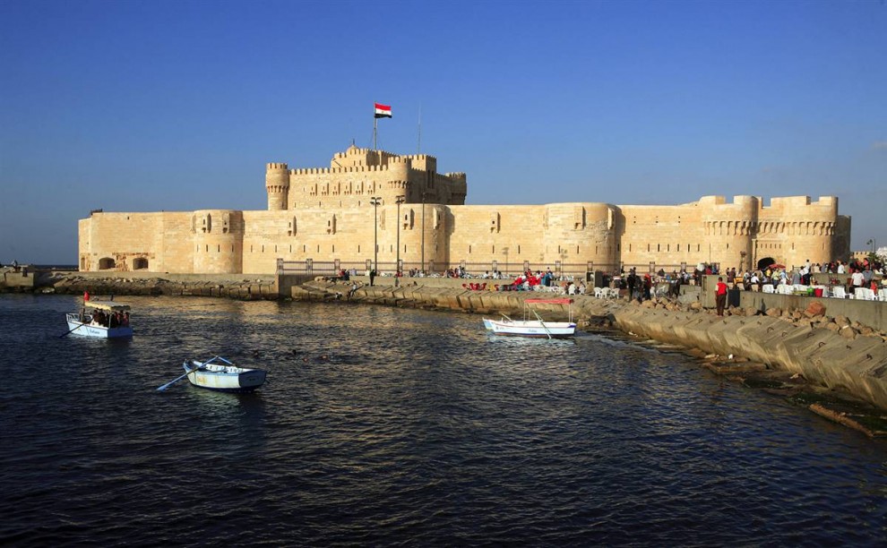 9) Крепость Кайт-бей постройки 15 века располагается на берегу Средиземного моря в Александрии. (Gardel Bertrand/Hemis.fr)