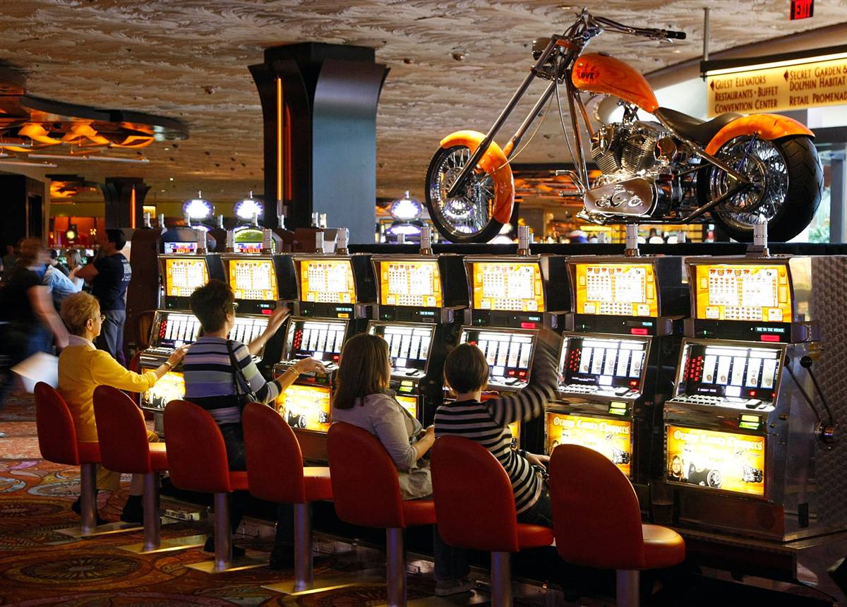 Посетители казино у игровых автоматов