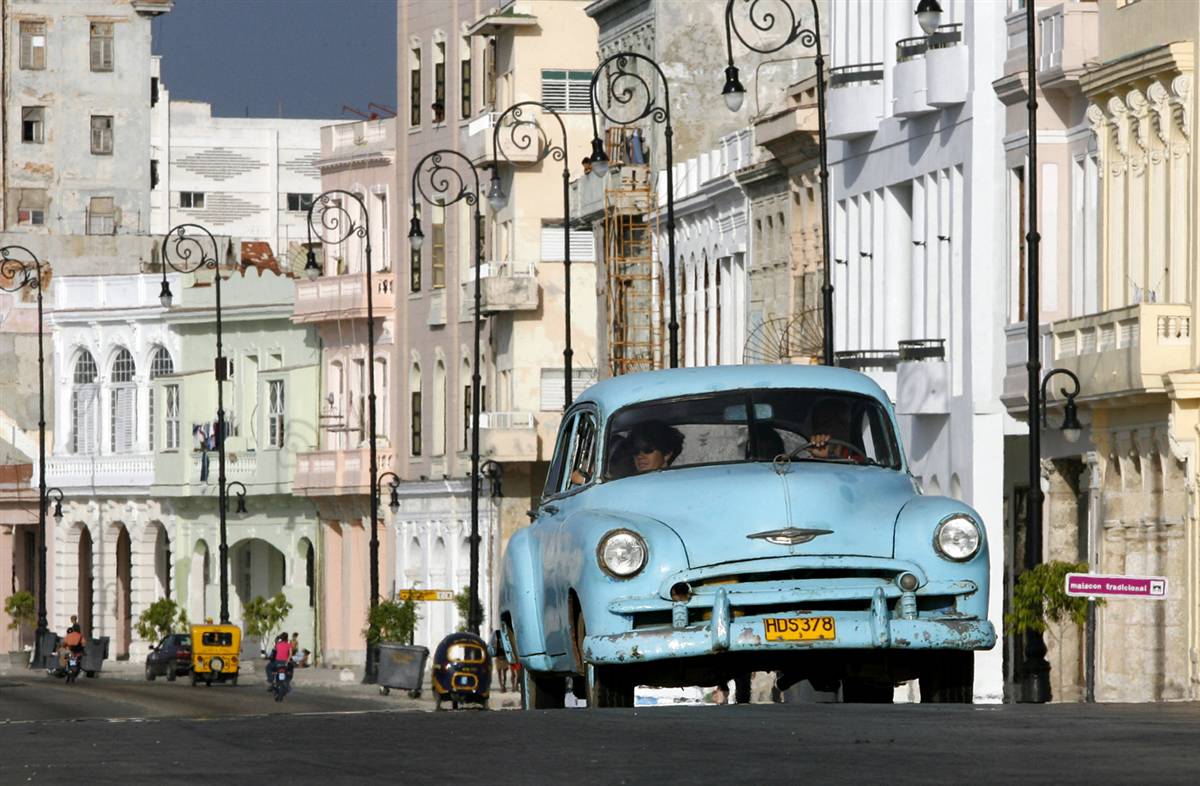Кубинцы едут на старом автомобиле по набережной "Малекон" в Гаване. ЮНЕСКО внесло Старую Гавану и ее фортификации в Список всемирного наследия в 1982 году. Хотя Гавана расширилась, и ее население составляет более 2-х млн. человек, ее старый центр сохраняет интересную смесь памятников в стиле барокко и неоклассицизма и однородных ансамблей частных домов с аркадами, балконами, воротами из кованого железа и внутренними двориками. (Javier Galeano/AP)