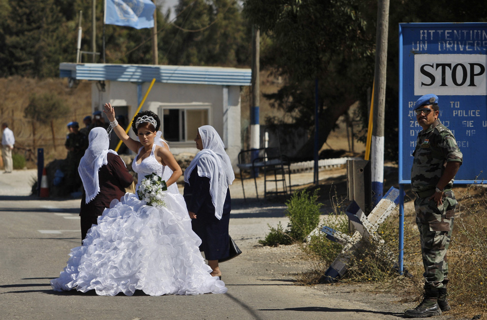 1) pengantin wanita Druze Israel-Arin Safadi di zona penyangga PBB di dekat kota Suriah Quneitra di Dataran Tinggi Golan untuk menikah pada pengantin pria Suriah-Druze September 25, 2008.  Setelah mencapai ke Suriah, tidak pernah bisa kembali di Israel.  (AP Photo / Dan Balilty)