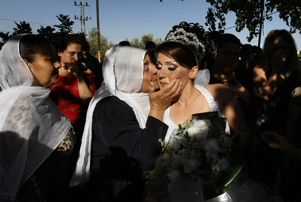 3) Salah satu kerabat Arin Safadi ciuman perpisahan sebelum meninggalkan rumah Arin selamanya tinggal dengan suaminya di Suriah.  September 25, 2008.  (Menahem Kahana / AFP / Getty Images)
