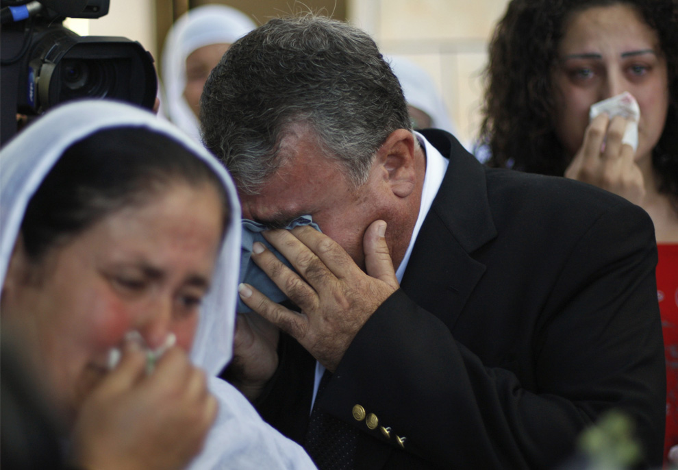 5) Teman-teman dan kerabat di Israel-teriakan Arin Druze pengantin Safadi selama kepergiannya untuk zona penyangga Perserikatan Bangsa-Bangsa di Dataran Tinggi Golan.  (AP Photo / Dan Balilty)
