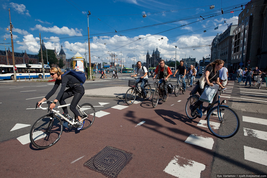 1) Велосипед – одно из основных средств передвижения в столице Голландии. До 40% городского населения имеет велосипеды и регулярно пользуется ими для поездок по Амстердаму. С иностранцами-велосипедистами  связано больше всего дорожных происшествий.