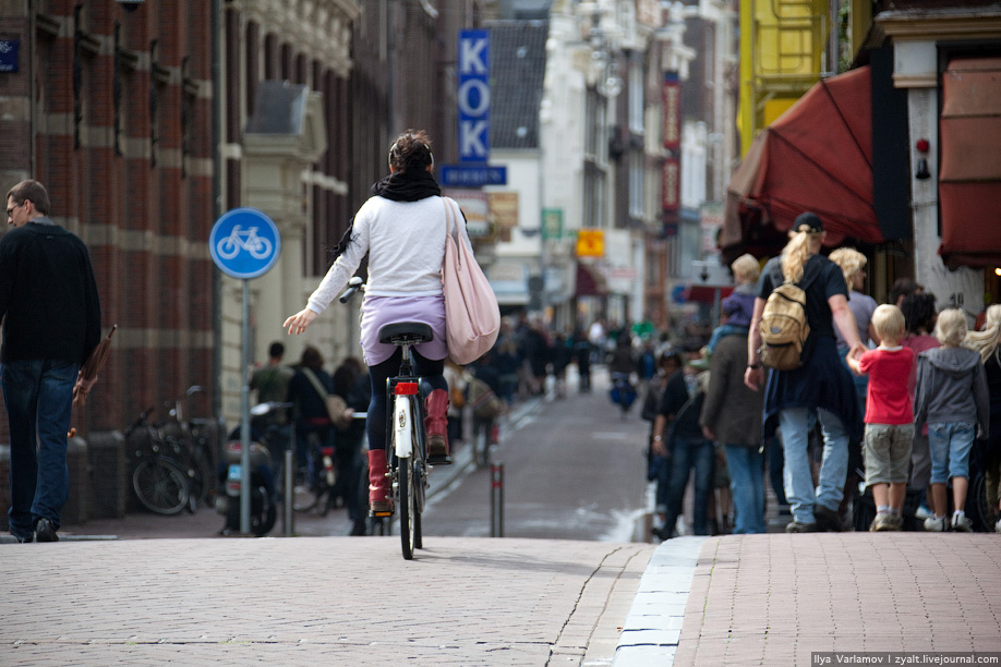 3) Многие улицы в старом центре отданы велосипедистам.