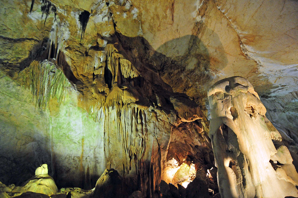 В спелеокомплекс «Мраморная пещера» входят оборудованная для посещения великолепная пещера Эмине-Баир-Хосар и необорудованные легендрные пещеры Тысячеголовая, Холодная, Трехглазка.