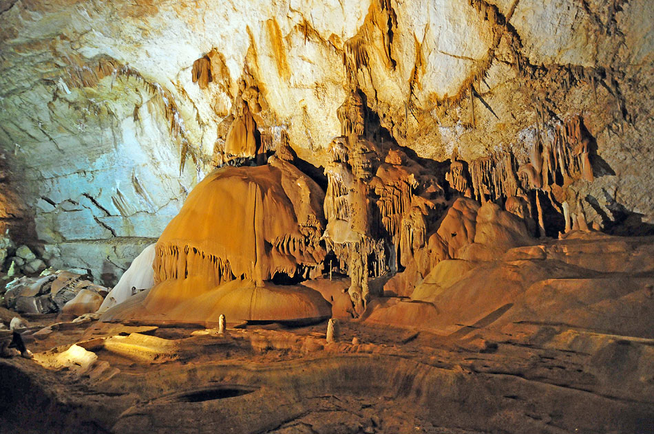 По богатству сталагмитового и сталактитового убранства, а также по обслуживанию экскурсантов и благоустройству, мраморная пещера состоит в числе пяти самых известных пещер Европы.