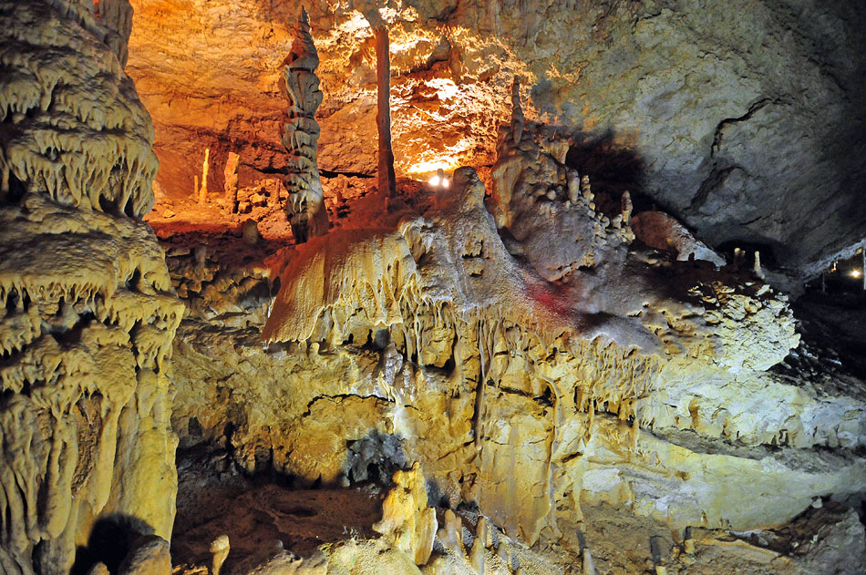 Залы в пещере образовались при расчленении единых галерей натеками и глыбовыми навалами. 