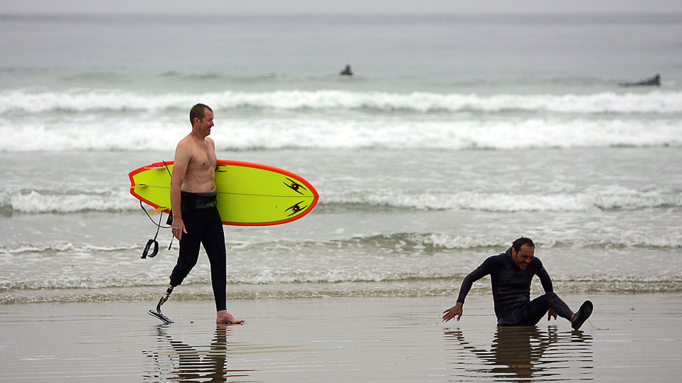 9) Тимоти Нортон (слева) и Марио Родригес выходят из воды после серфинга 16 августа. (Ezra Shaw/Getty Images)