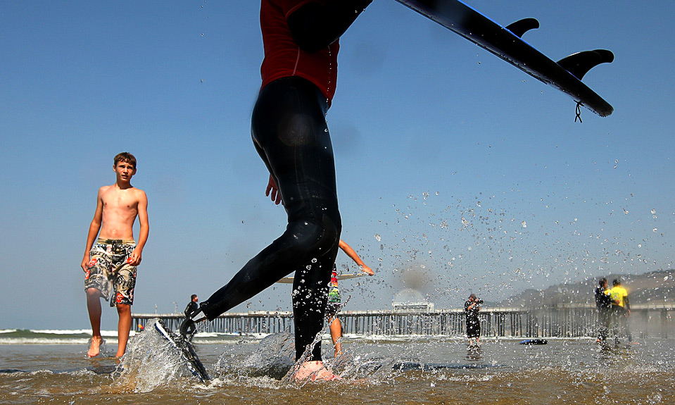 4) Серфер с ампутированной ногой Тимоти Нортон заходит в воду 14 августа. (Ezra Shaw/Getty Images)