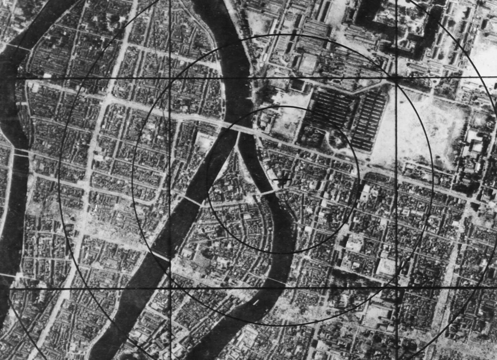 4. Данные военно-воздушных сил США – карта Хиросимы перед бомбардировкой, на которой можно наблюдать круг интервалом в 304 м от эпицентра, который моментально исчез с лица земли. (U.S. National Archives and Records Administration)