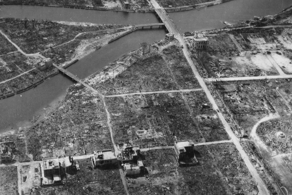 10. Вид эпицентра Хиросимы осенью 1945-го – полное разрушение после сброса первой атомной бомбы. На фотографии виден гипоцентр (центральная точка очага взрыва) – примерно над Y-образным перекрестком в центре слева. (U.S. National Archives)