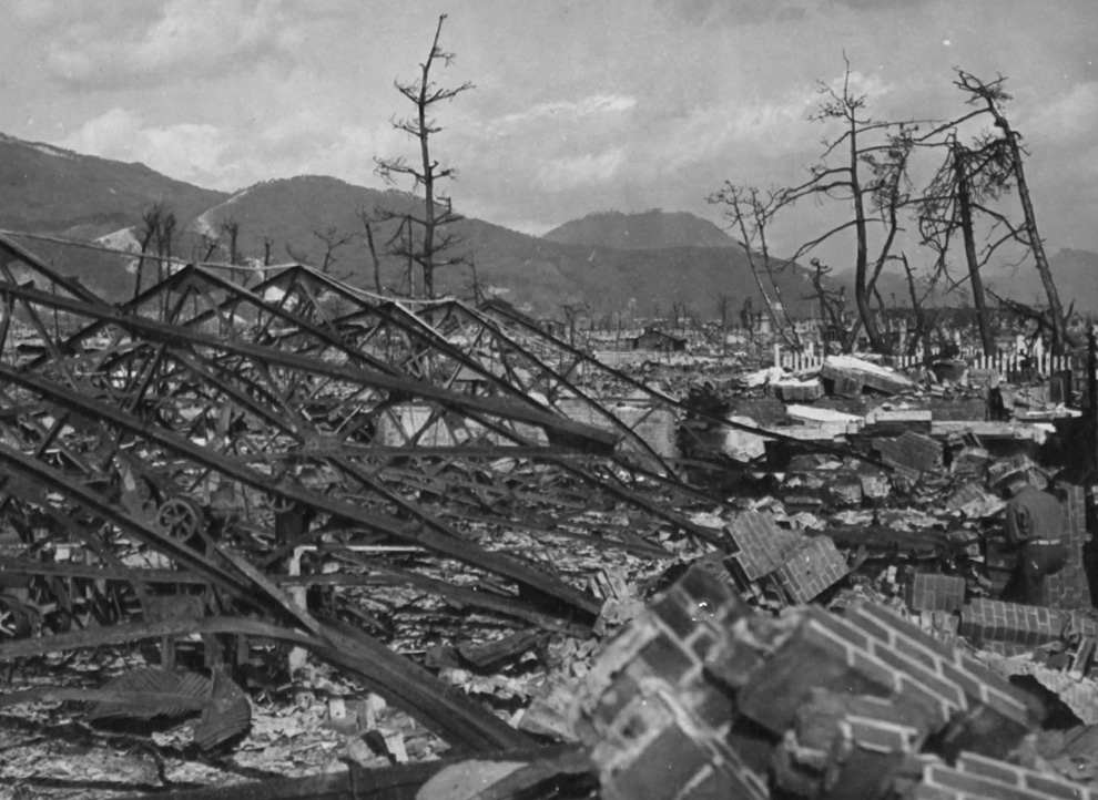 14. Взрыв разрушил завод Окита в Хиросиме, Япония. 7 ноября 1945. (U.S. National Archives)