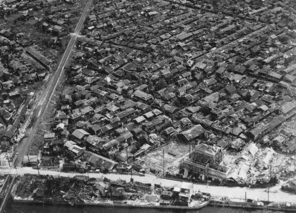 17. Густонаселенный район Хиросимы спустя недели после взрыва на краю сильно пострадавшего района (обратите внимание на здание внизу, которое сравняло с землей). (U.S. National Archives)