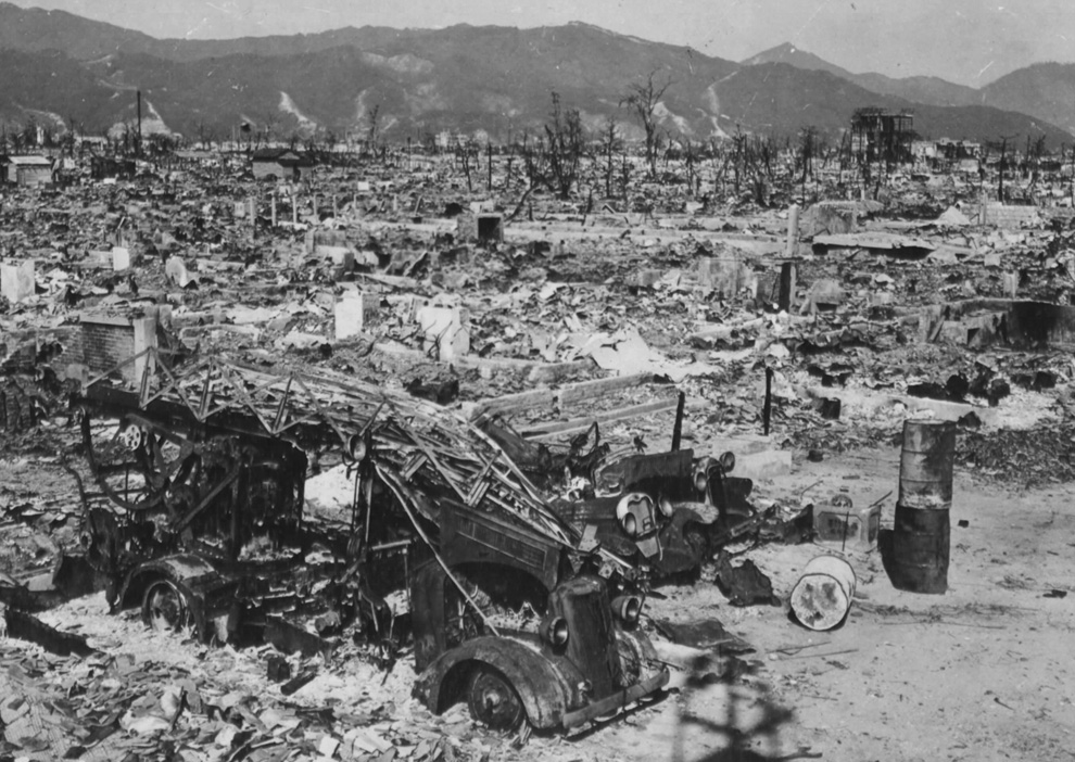 19. Пожарное отделение Хиросимы потеряло свой единственный автомобиль, когда западная станция была уничтожена взрывом атомной бомбы. Станция находилась в 1 200 метрах от эпицентра. (U.S. National Archives)