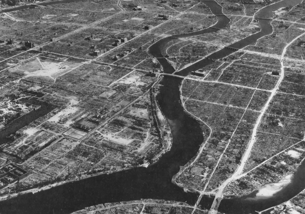 20. Вид Хиросимы с воздуха осенью 1945-го. В центре вверху виден гипоцентр и купол атомной бомбы. (U.S. National Archives)