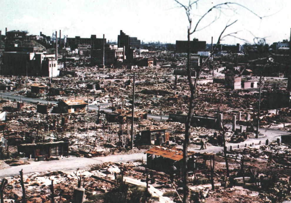21. Цветная фотография руин центральной Хиросимы осенью 1945 года. (U.S. National Archives)