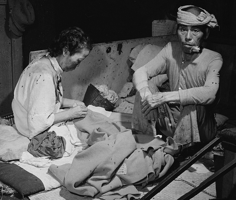 25. Жертвы взрыва в кишащем мухами временном госпитале в здании банка в Хиросиме 15 сентября 1945 года. (U.S. Department of Navy)