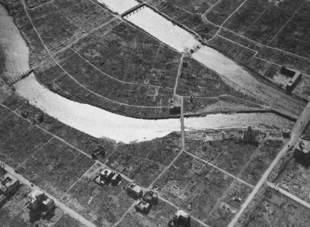 27. Вид с воздуха эпицентра и известного сейчас Купола атомной бомбы в Хиросиме спустя несколько недель после событий 6 августа 1945 года. (U.S. National Archives)