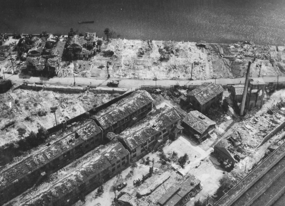 29. Вид сверху на разрушенный промышленный район Хиросимы осенью 1945 года. (U.S. National Archives)