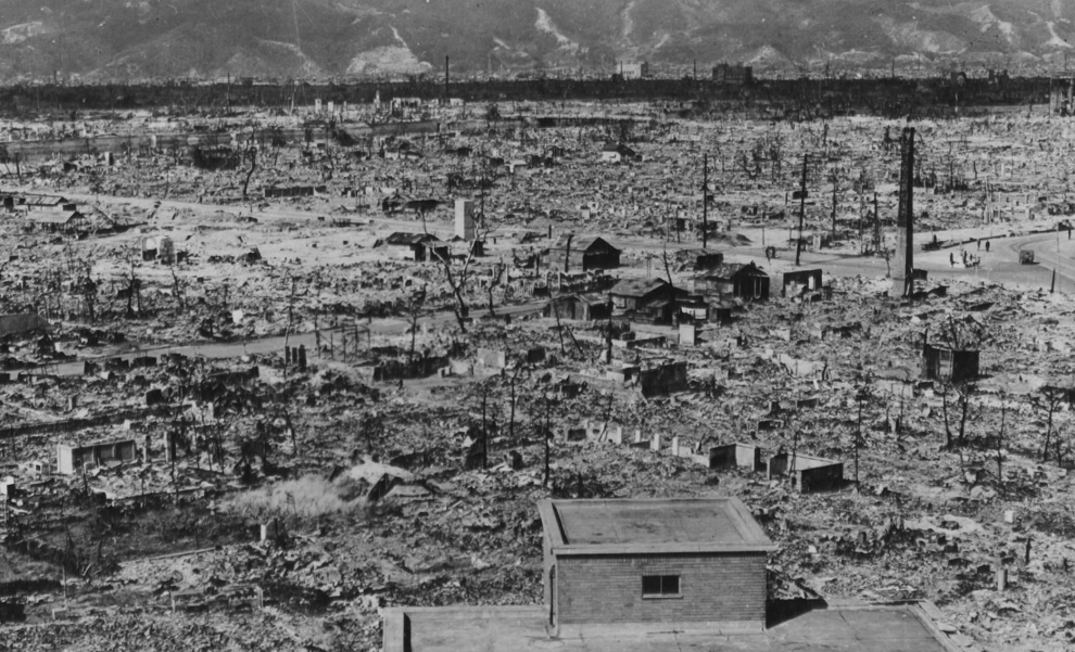 30. Вид Хиросимы и гор на заднем фоне осенью 1945 года. Снимок сделан с развалин госпиталя Красного Креста, менее чем в 1,60 км от гипоцентра. (U.S. National Archives)