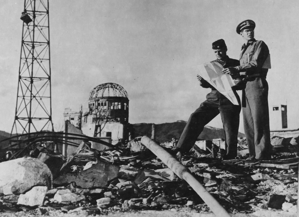 31. Члены армии США исследуют район вокруг эпицентра в Хиросиме осенью 1945 года. (U.S. National Archives)