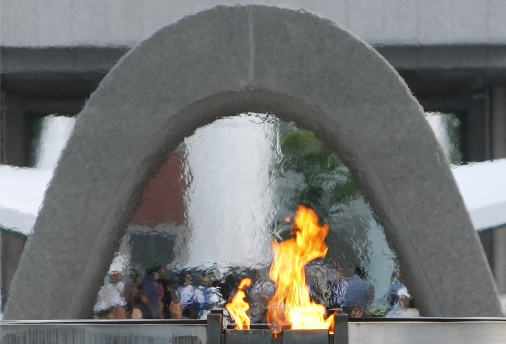 33. Мемориальный огонь в честь жертв атомного взрыва на памятнике в мемориальном парке Хиросимы, западная Япония, вторник, 4 апреля 2009 года. Огонь горит постоянно с момента его зажжения 1 августа 1964 года. Огонь будет гореть до тех пор, «пока все атомное оружие земли не исчезнет навсегда». (AP Photo/Shizuo Kambayashi)