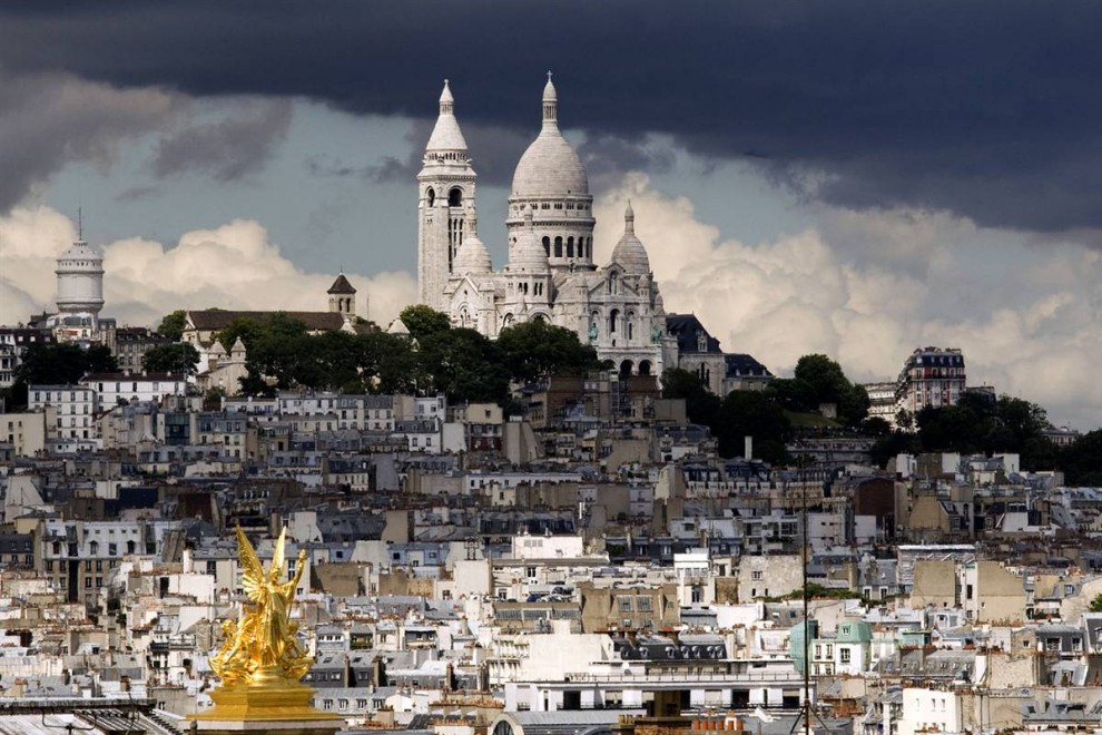 24) К небесам: Католическая церковь Сакре-Кёр (Святого сердца) на самой высокой точке Парижа – холме Монмартр. С вершины купола открывается отличный вид – 82,60 м над холмом Монмартр; это вторая самая высокая точка после Эйфелевой башни. (Benoit Tessier/Reuters)