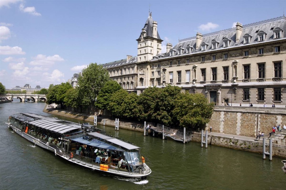 23) Виды с реки Сена: Туристический речной трамвайчик проплывает мимо здания суда в Париже. Подобные туристический речные прогулки – отличный способ увидеть Париж с Сены. (Benoit Tessier/Reuters)