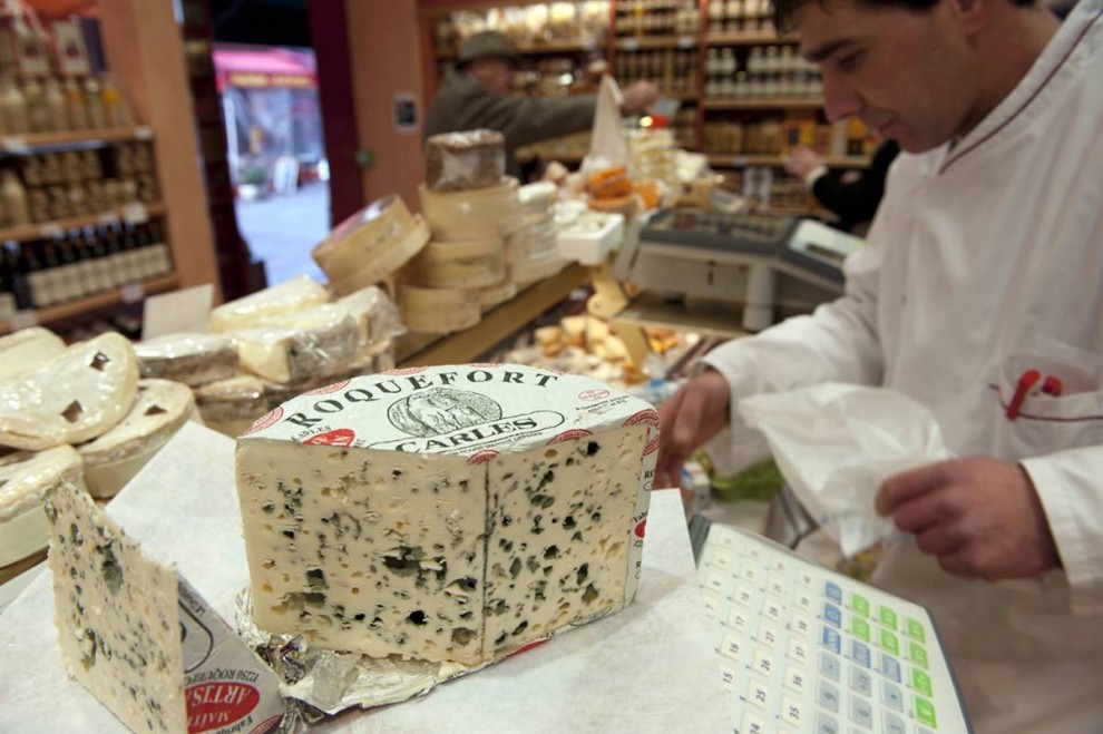 9) Парижский блюз: Кусочек известного французского голубого сыра Рокфор в парижском магазине. (Philippe Wojazer/Reuters)